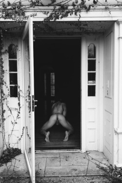 2bryan22: 2bhelpless:  the-kinky-bf:  It just screams: ‘Enter, please!’  &ldquo;Come on in!  And trust me, I would!  I’ve always wanted to do this and wait for my mail man….  Open door.