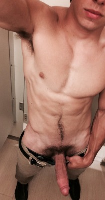 stopnodontstop:  guysamateurcrap:  Follow me on: www.guysamateurcrap.tumblr.com  Damn that’s a nice big hairy dick! And that armpit ain’t chopped liver. Love to spend an hour or so with this dude!