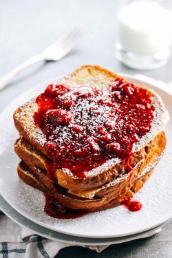 do-not-touch-my-food:  Eggnog French Toast with Raspberry Sauce