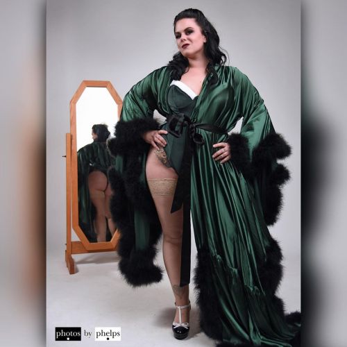@ms.sinister.rose  and this beautiful emerald robe made for a rather cheeky moment .  #photosbyphelps #curvy #pinupmodel #thickthighssavelives #volup #retro #retromodel #bodypositive #nikon #godoxad200  #baltimorephotographer #imakeprettypeopleprettier