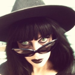 vudulicius:  Femme Fatale #Glam #Gothic #Makeup #ManicPanic #FemmeFatal #Model #Halloween  (en Old Skull)