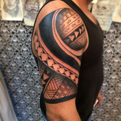 💀✖️ primera y segunda sesión realizadas a pana @segarrabonells completamente a mano alzada acorde con la forma de su brazo y con referencias maoris, gracias por la confianza✖️💀 . . . . . . . . #tattoo #tatuaje #tatu #ink #maori #arm #brazo