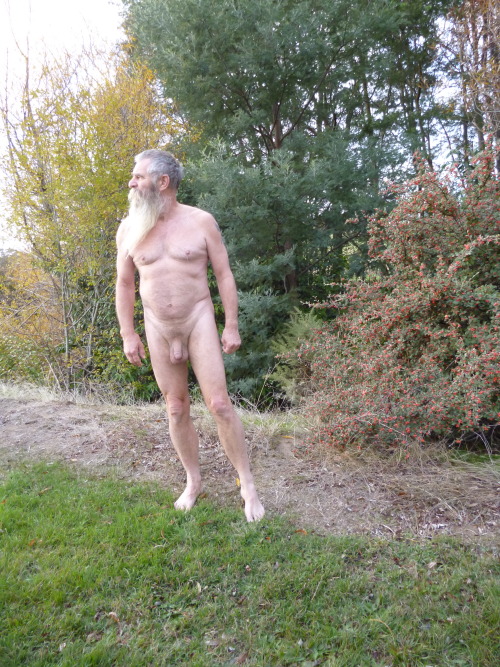 themostfamousexhibitionists:  nudistpete:  May 6 Agfest weekend  Expose Yourself to the World - http://revealinginsights.tumblr.com/ serious exposure/ humiliation– full face   body, i.d   contact details    The Most Famous Exhibitionists - http://themostf