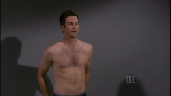fattdudess:  after a reported 20 pound weight gain since the beginning of filming, Oliver Hudson showed off his new dad bod in the Scream Queens finale! 