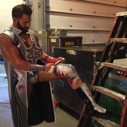 nikki-cim:  wwe: @zryder85 gears up for another match on #MainEvent! @hulu 
