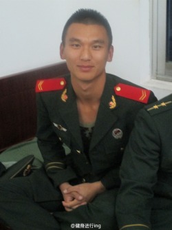 rebelziid:  Hot Chinese Soldier  [ sexy Chinese hunk’s topless pics ]