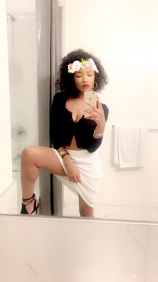 akvela:  seductive-lips:  akvela:  I got invited to a party so I’m going as Grown &amp; sexy. Yup.  Oommmgggggg  Y'all gone reblog my fine ass. 