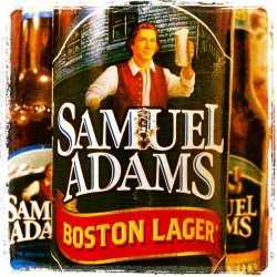 yakuks:  Samuel Adams Boston Lager: disfruta de la primera  cerveza hecha con receta del maestro cervecero que la elaboró en 1984 en el ático. prueba hoy la misma cerveza como entonces con el mismo sabor, carnoso y equilibrado fue una revelación en