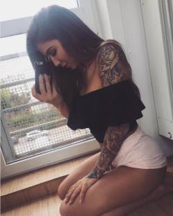 hottygram:  Follow @tattooed_hunnies for more babes with tattoos! . . #tattoos #tattooedchicks #model @deynn by ventura_angels