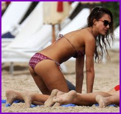 nude-celebz:  Jessica Alba showing off her