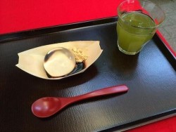 northmiamigoon:  hai-san:  i-love-asian-food:  animemangadaisuki:  Water Cake A Japanese bakery, Kinseiken Seika, is cooking up a storm and it’s getting all over the world wide web. The dessert they are cooking up is the mizu shingen mochi and it is