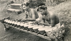Via Collectie P.F. ValoisKitty&rsquo;s picturebook from her trip &ldquo;Bandoeng-Soerabaja-Bali. Balireis 1939. Ned-Indië  Gamelan musicians  