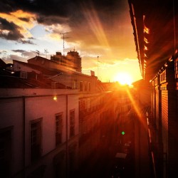 love-spain:  Buenas noches desde Madrid! Me molan sus puestas de Sol. (en Calle del Pez)Love-Spain 