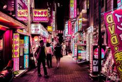 duckcity:  archatlas:    Tokyo’s Pink Glow   Xavier Portela takes us on a visual sojourn through the luminous landscape of Tokyo, saturating the sidewalks, streets and sights in a pink-hued glow. On a recent trip to Japan, Portela observed a distinct