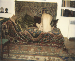 fernsandmoss:Juergen Teller, Sigmund Freud’s Couch (Malgosia), London, 2006