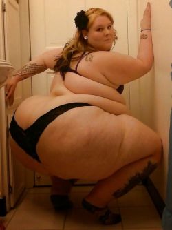 ssbbwchicklover:  jimmiijames:  Lawd, have mercy  Very sexy she can ride my face with that big ass