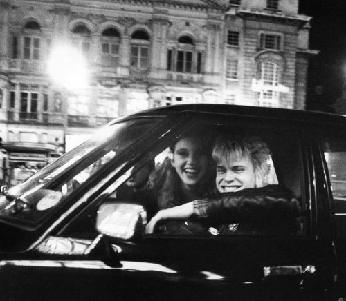 theunderestimator-2: Archetypal groupie-turned-playmate/fashion model Bebe Buell and Generation X frontman/pretty boy  Billy Idol during a joyride in London, December 1978, as captured by Bob Gruen. (via) 