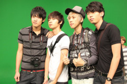 cutie pie 徐星杰 (2nd Left) looks better in this hairstyle =)  (i think the most left is 劉澈)