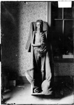 psaaok:  “Mummy wrapped in a cloth in a box leaning upright against a wall in Chicago, Illinois. This picture was taken at McInerney’s undertaking establishment at 51st Street and State Street. The body or mummy was found on Oct. 29, 1903, in a gravel
