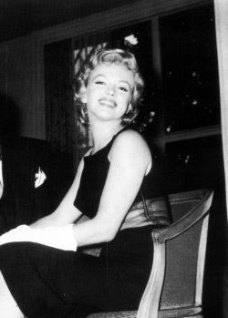 eternalmarilynmonroe:  Marilyn Monroe at a press conference in England, 1956. 