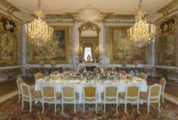 versaillesadness:You’re all invited to spend a dinner in the Waddesdon Manor 🏛 . . #uk #england #waddesdon #manor #castle #palace #art #architecture #rotschild #interiordesign #luxury http://ift.tt/2kvM4zM