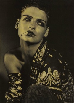 dmsck: lalinda-evangelista:  Vogue France (1989)Linda Evangelista by Meisel  gonna have to just pull this look tbh  