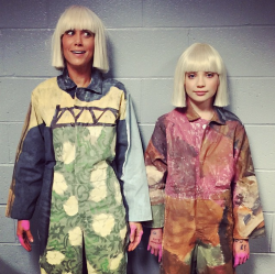 zeeglur:Kristen Wiig and Maddie Ziegler, backstage at the Grammys 