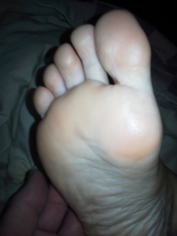 This foot deserves several likes and reblogs    pass it around.