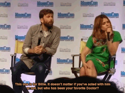 mizgnomer: David Tennant and Billie Piper at the Tampa Bay Mega Con (October 2016) …because I love his “Pick me!” body-language after the question is asked Video Source [ x ] 