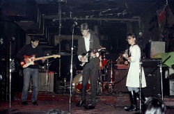 flowerscrackconcrete:  Sonic Youth @ CBGB (NYC, December 13, 1981) Photo by Catherine Ceresole 