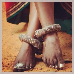 ifeetfetish:  I want!! #foottattoo#footart#silver#jewellery
