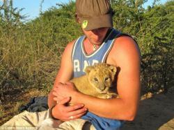 guttergoo:  mommy-and-puppy-princess:  kittymills:  phototoartguy:  The lioness who hugs hoodies: Amazing pictures of abandoned big cat and her heartwarming bond with men who saved her This is enough to warm even the wildest of hearts. Deep in the African