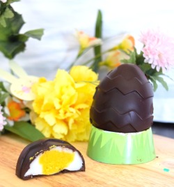foodffs:  Allergy Friendly Cream Eggs are the newest recipe from Creativity Corner. These delicious cream filled eggs are dairy, gluten, peanut, soy, and grain free.  They’re also paleo friendly.  Try them out for Easter fun!  Recipe Here. 