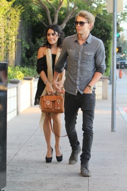 indvlge:  fragile-daisies:  What wow when did Zac and Vanessa break up I thought they were married lol  ^^^^^^^^^^^ 