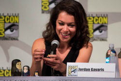 deadlybearhug:  tatiana maslany receiving clone nesting dolls from a fan @ SDCC 2014 please do not remove credit/repost and you can find more photos soon here