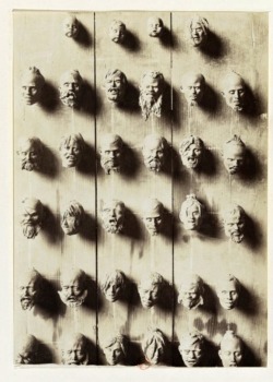 Têtes en terre cuite sur un mur de l'atelier de Jean-Léon Gérôme.