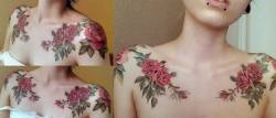 xekstrin:   Rose epaulets by Johnny Jinx, guest artist at Painted Bird Tattoo, Medford, MA  ohhhhh. 