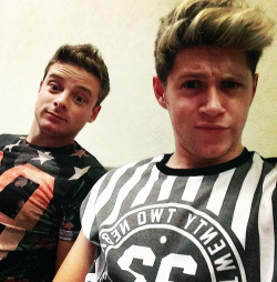  @niallhoran: @thedanrichards and I , chillin in buenos aires ! Loads of us just watched the Mayweather fight! Great night! 