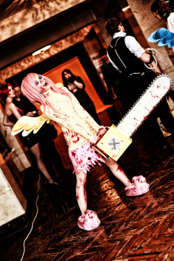 tenaflyviper:   mylittleponyoficialg4:   Shed.MOV Fluttershy cosplay by *Tenori-Tiger   I can’t even describe the serendipitous feeling of finding pony while making my usual rounds browsing the horror tag. WHEN WORLDS COLLIDE.  