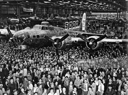 bmachine:  Solemn farewell “to life” 5000-th heavy bomber Boeing B-17 Flying Fortress, produced by the factories of Boeing. City of Seattle, may 1944.