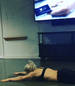 Onlyfitgirls:brooke Ence: Working On That Zombie Press! Had To Bring My Knees In