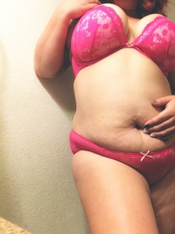lady-war-of-the-ring-stars:  There’s an insecure part of me telling me not to post this. The belly, the hips, the thighs.. The stronger part of me is telling the insecurity to shut up. I like this photo and more importantly, I’m happy that I like