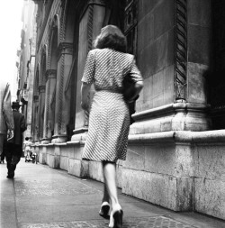 wehadfacesthen:  Walking away on the streets of New York, 1946, photos by Stanley Kubrick for LOOK magazine 