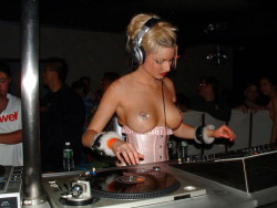 festivalgirls:  Skimpy DJ http://tiny.cc/cwqtiy