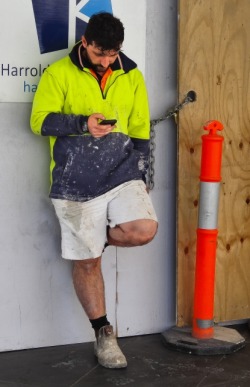 chairyhest:  tradie with chain.