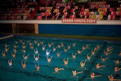 fotojournalismus:  North Korean synchronized swimmers perform at a mass synchronized swimming exhibition event in Pyongyang on Feb. 15, 2013. [Credit : David Guttenfelder/AP] 