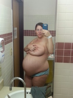 mississippi-nudist:  winkingdaisys:  40 weeks! #pregnant @ the hospital (pre iv and broken water)  Beautiful!!  Glorious