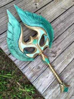 stuffsandthing:  sodomymcscurvylegs:  captainsubligar:  that looks like a garuda weapon  It’s a glass axe from Skyrim. :D  Super amazing! 