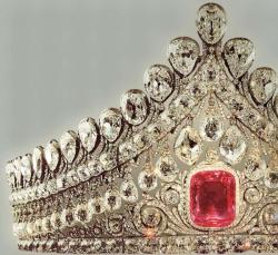 lovejewelry:  Diadem with large pink diamond
