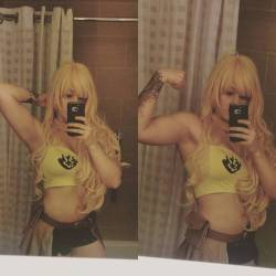 This is how Yang takes her selfies, amirite? (◐∇◐*) #yangxiaolong #rwby #rwbycosplay #bathroomselfie #cosplay  (at Hilton Austin)